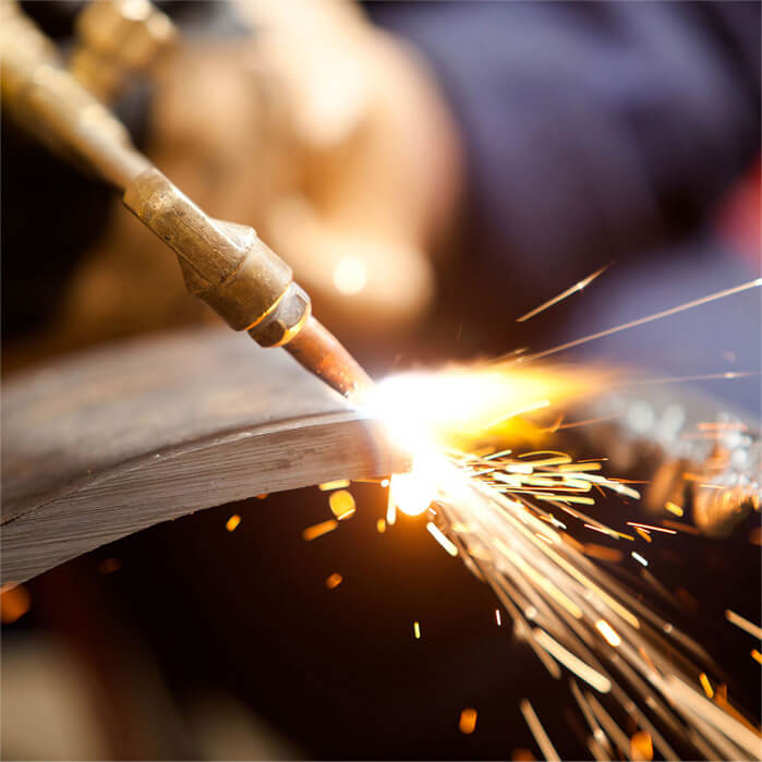 Découpe d'un pièce d'acier avec un chalumeau(torche de coupe)