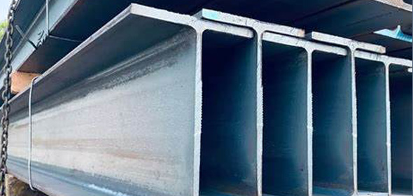 Poutres en acier I empilées